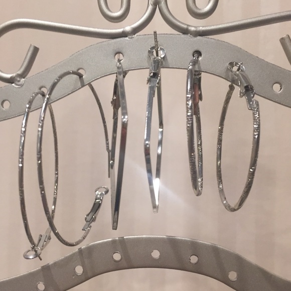 ⬇️Price Drop ⬇️Set of 3 different silver tone hoop earrings - Picture 1 of 4